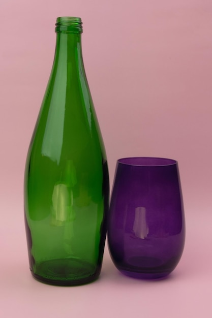 Garrafa de vidro colorida e fundo de vidro vazio
