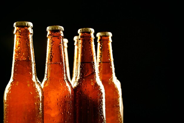 Garrafa de vidro de cerveja em fundo escuro