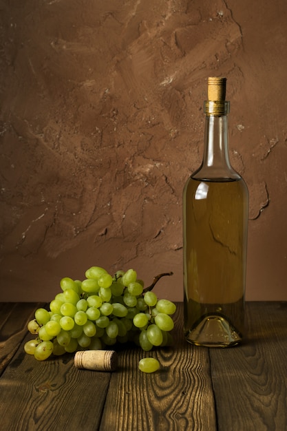 Garrafa de vidro de vinho com rolhas no fundo da mesa de madeira