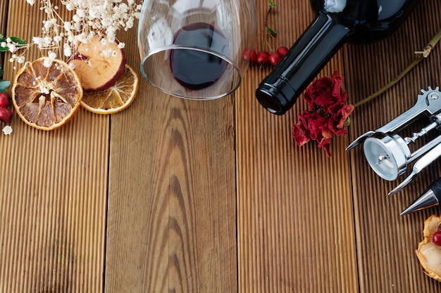 Garrafa de vinho com placa de madeira rústica do corckscrew do copo de vinho, copyspace. Postura plana.