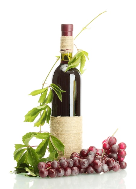 Garrafa de vinho com uvas isoladas em branco