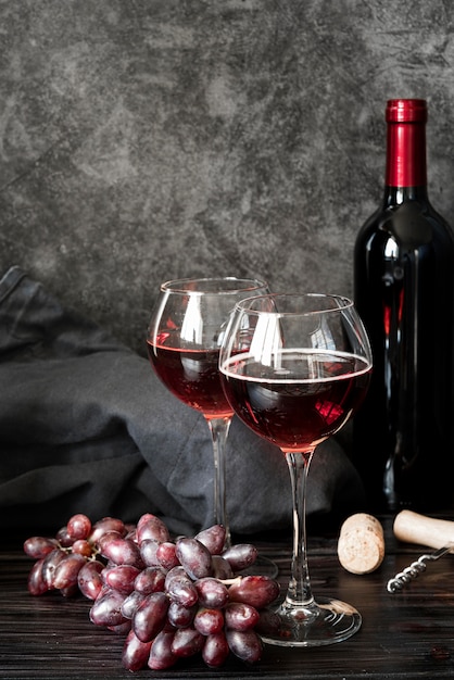Foto garrafa de vinho e taças de vista frontal