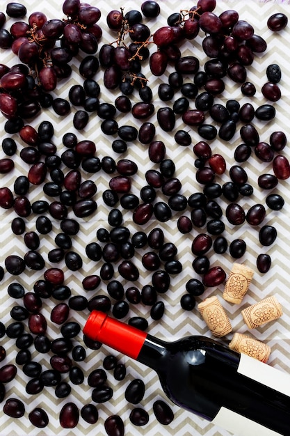 Garrafa de vinho e uvas