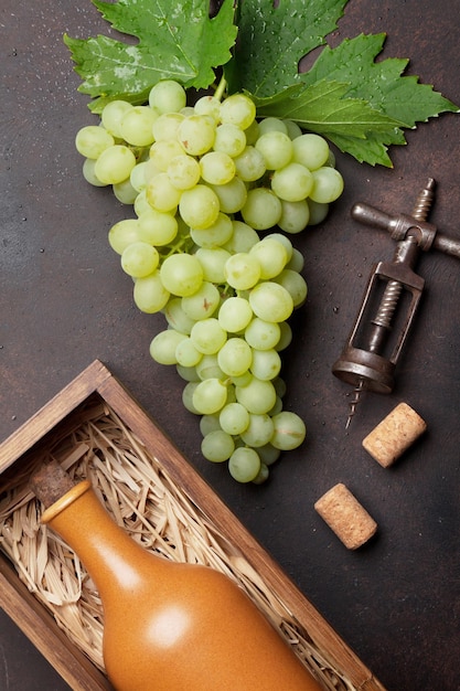 Garrafa de vinho e uvas