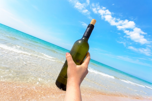 Garrafa de vinho na areia na praia