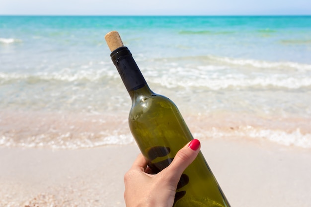 Garrafa de vinho na areia na praia