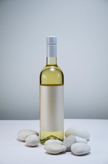 Garrafa de vinho por seixos na mesa