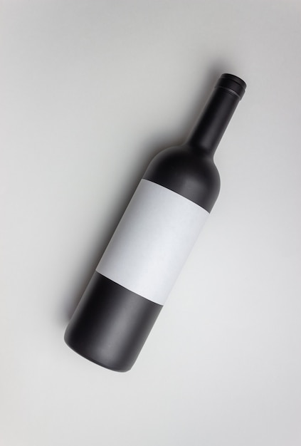 Garrafa de vinho preta em branco