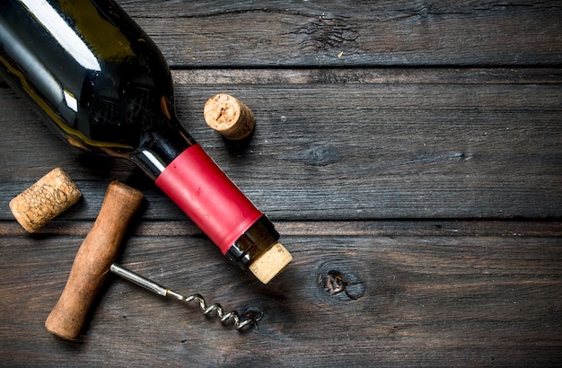 Garrafa de vinho tinto com saca-rolhas