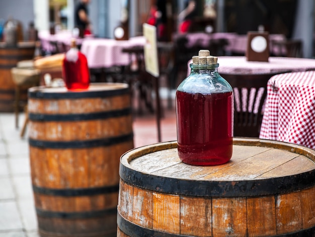 Garrafa de vinho tinto e barril de madeira