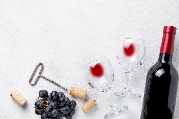 Garrafa de vinho tinto e copos na mesa
