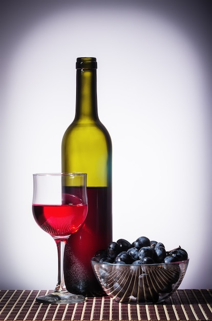 Foto garrafa de vinho tinto e um copo