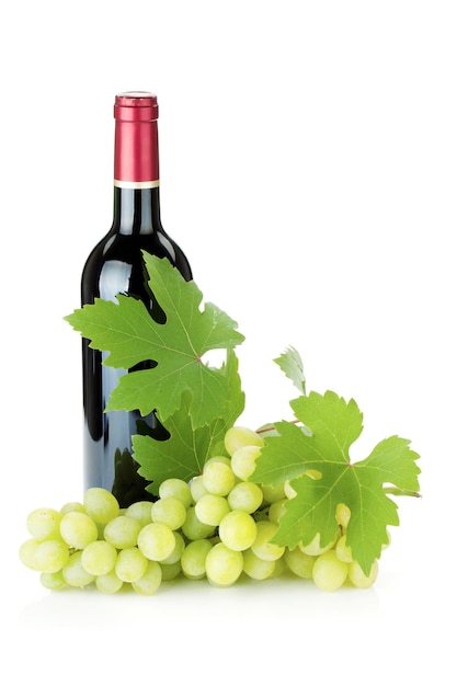 garrafa de vinho tinto e uvas