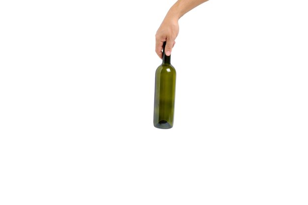 Garrafa de vinho vazia, verde, de vidro à disposição em um fundo branco, isolada.