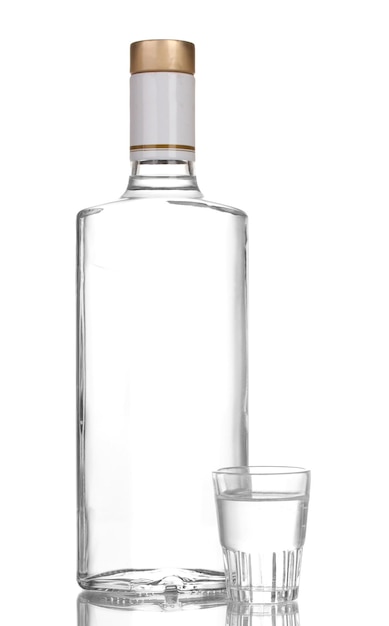 Garrafa de vodka e copo de vinho isolado no branco