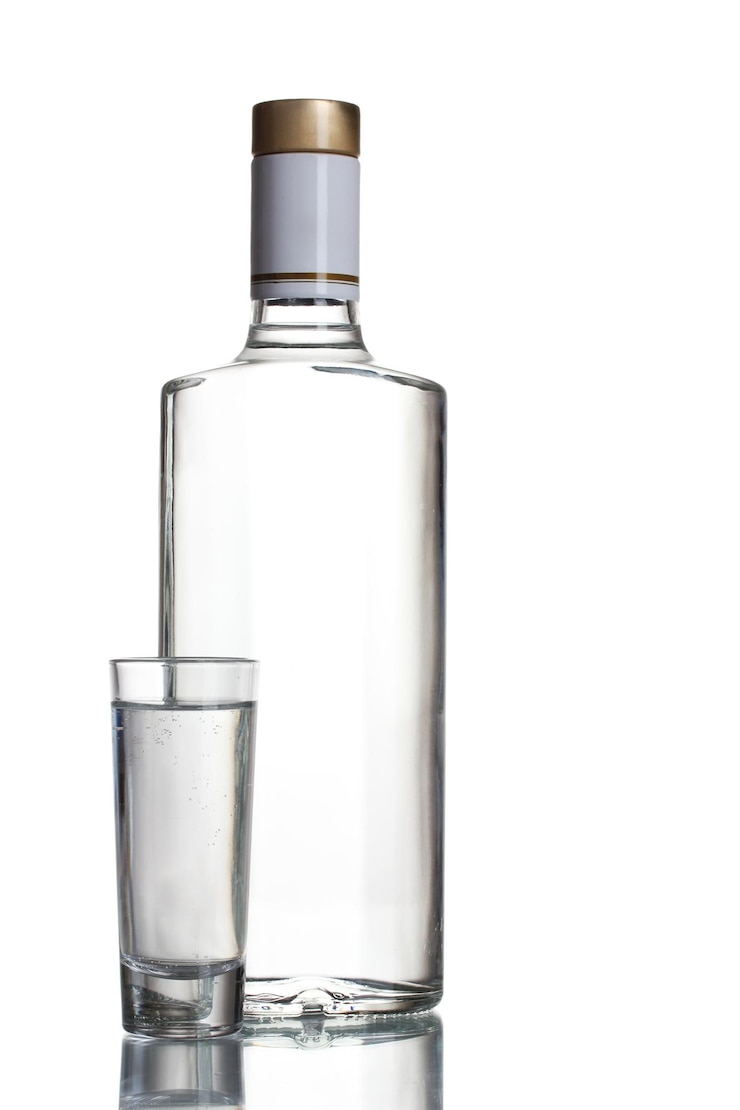 Foto garrafa de vodka e vidro de vinho isolado em branco