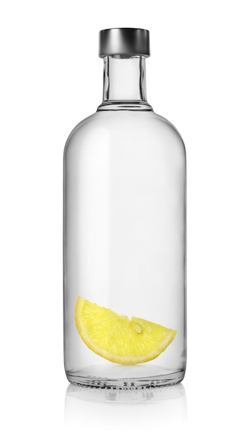 Garrafa de vodka isolada em um fundo branco. Trajeto de Grampeamento