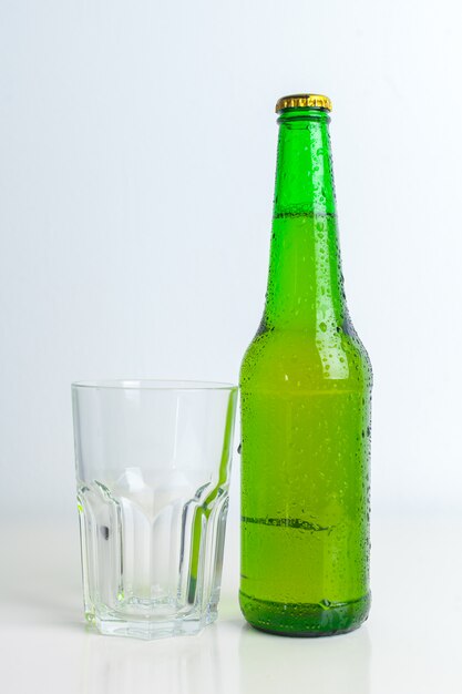 Garrafa e copo com cerveja