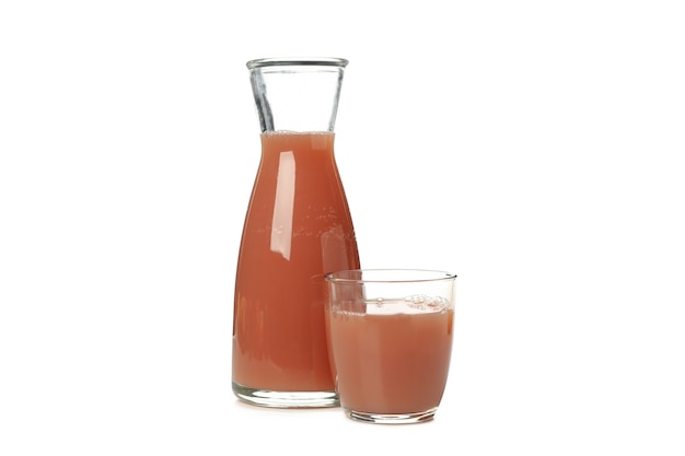 Garrafa e copo com suco de morango isolado no branco