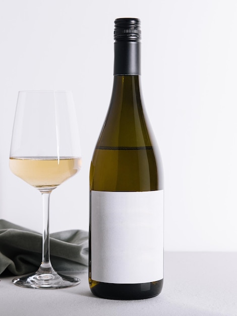 Garrafa e copo de vinho branco isolados sobre fundo branco