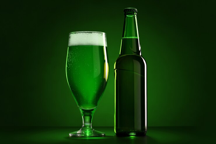 garrafa e o copo de cerveja no dia de São Patrício. Backgroud verde.