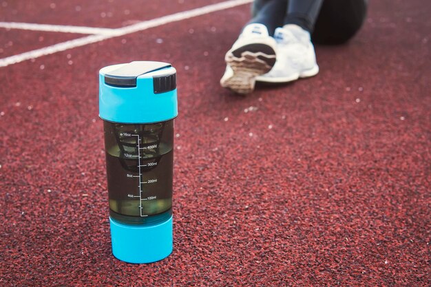 Garrafa elegante para esportes e fitness com bebidas saudáveis e água