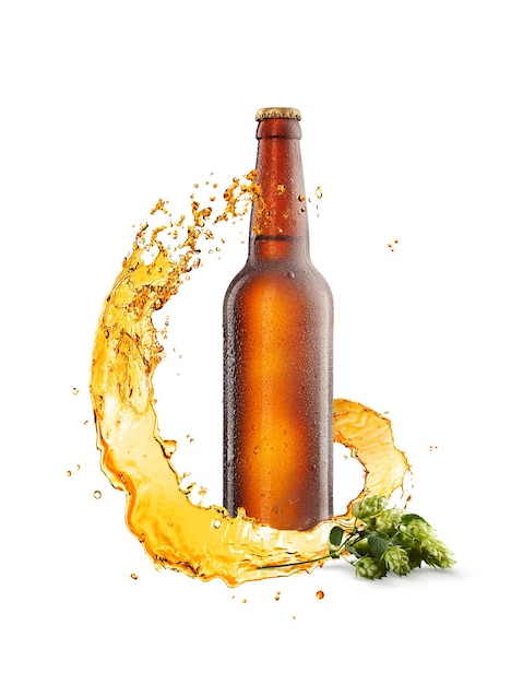 Garrafa fria com gotas de água, respingo em espiral e ramo de lúpulo