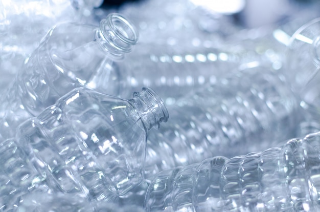 Garrafa. linha de fábrica para fabricação de garrafas de polietileno. embalagem de comida transparente.