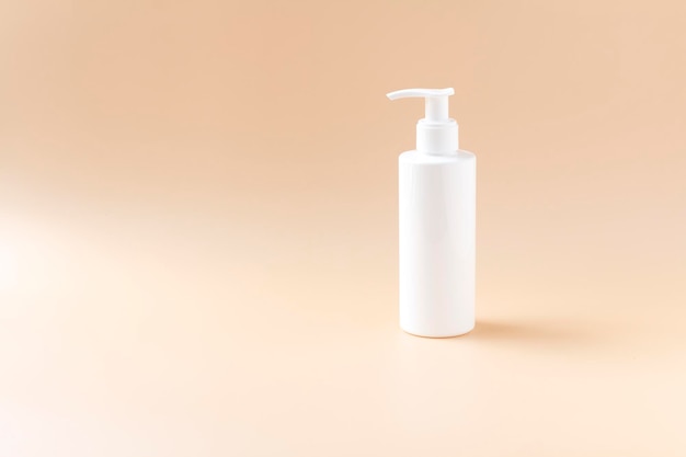Garrafa plástica branca isolada em fundo de cor pastel recipiente de bomba de fluido produto cósmico