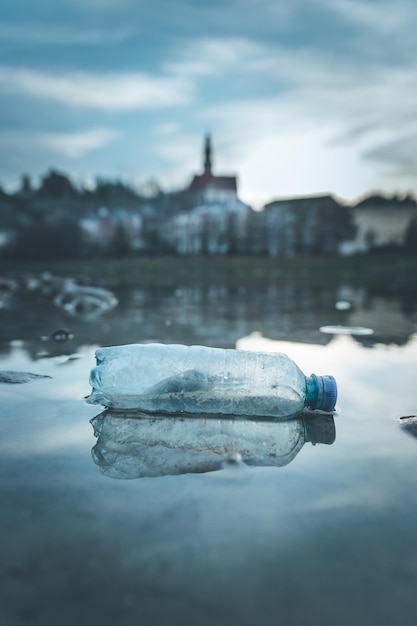 Garrafa plástica da poluição ambiental na cidade urbana da praia