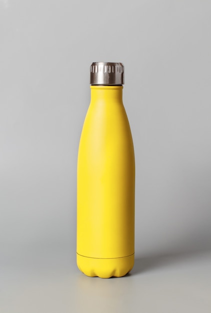 Garrafa reutilizável amarela em fundo amarelo close-up. Conceito de estilo de vida sustentável, sem desperdício e sem plástico