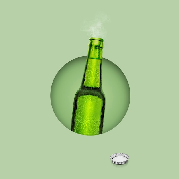 Garrafa verde de cerveja fresca com gotas de condensaçãoA garrafa é descoberta em fundo verde pastel