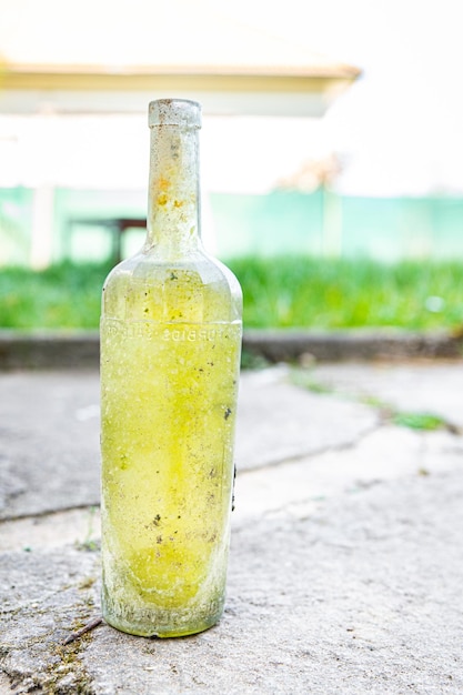Foto garrafa vintage garrafa de vidro para vinho utensílios de cozinha sujos vazios cópia espaço comida fundo rústico top