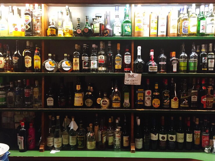 Foto garrafas arranjadas numa loja de bebidas