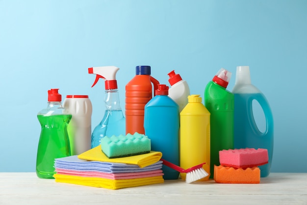 Foto garrafas com detergente e material de limpeza em azul, espaço para texto