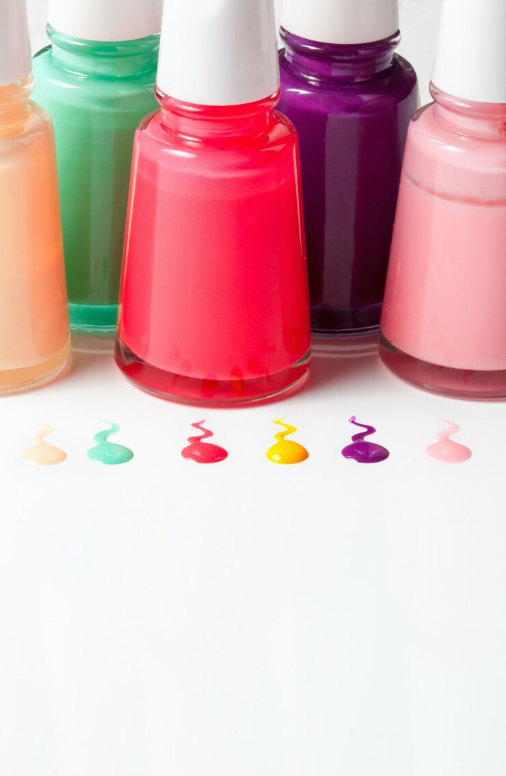 Foto garrafas com esmalte derramado