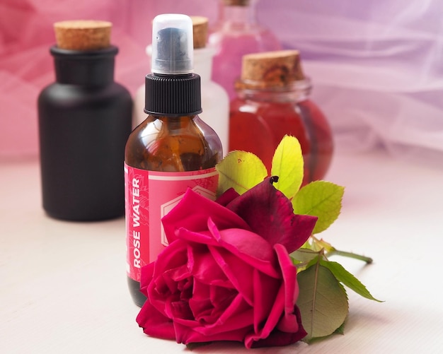 Garrafas com garrafa tônica de cosméticos água de rosas rosa vermelha natural