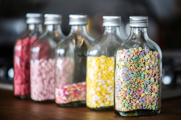 Foto garrafas com granulado colorido