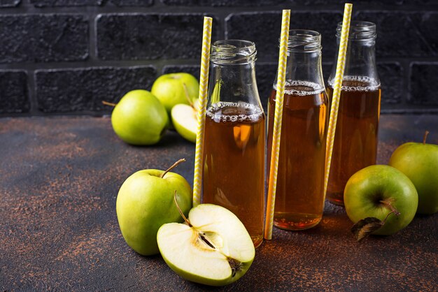 Garrafas com suco de maçã fresco