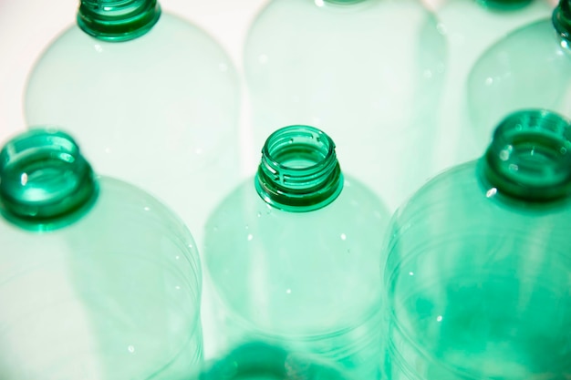 Garrafas de água de plástico verde usadas vazias para o conceito de ambiente de reciclagem