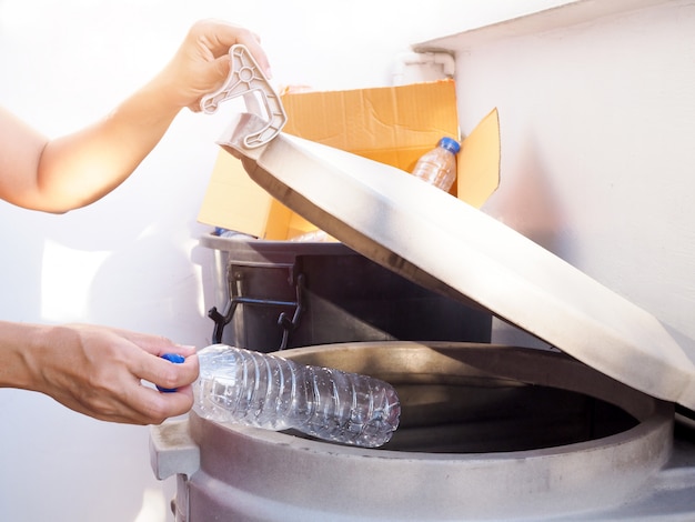 Garrafas de água descartáveis de plástico para reciclagem no lixo, separação de resíduos em casa.