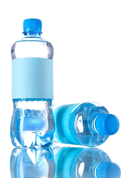 Foto garrafas de água isoladas em branco