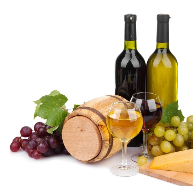 Garrafas de barril e copos de queijo de vinho e uvas isoladas em branco