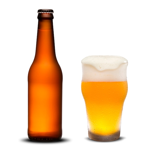 Garrafas de cerveja 300ml secas e cerveja de vidro com gotas sobre fundo branco.