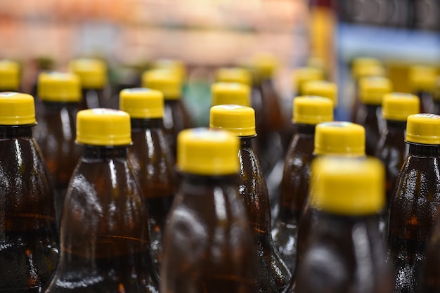 Foto garrafas de cerveja de plástico no transportador de fábrica