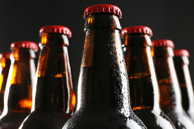 Garrafas de cerveja em closeup de fundo preto