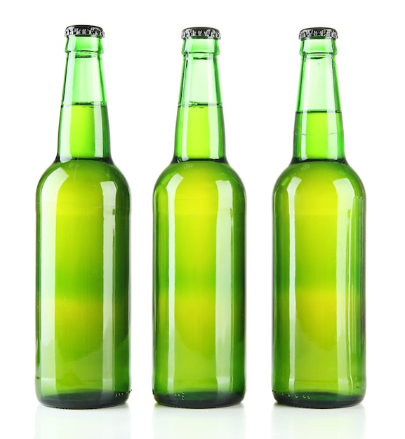 Garrafas de cerveja isoladas em branco