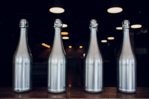 Foto garrafas de champanhe vinho prata na loja de bebidas prateleira de madeira
