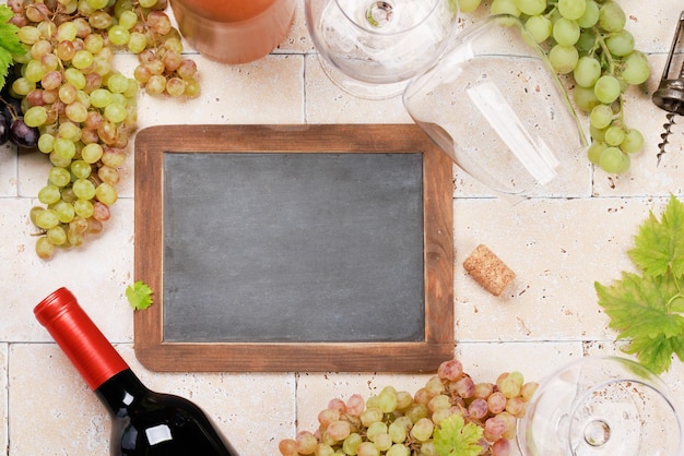 Garrafas de copos de vinho e uvas