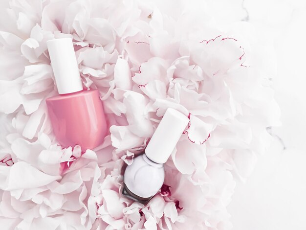 Garrafas de esmalte em fundo floral manicure francesa e marca cosmética